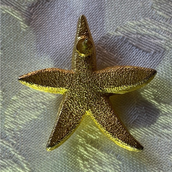 Vintage gold-toned starfish stud earrings with faux pearls. - Picture 4 of 4
